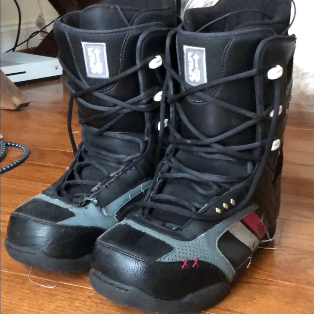 Snowboarding boots
